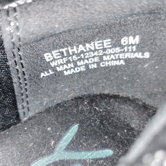 NWOT Yuü 'Bethanee' Black Tooled Faux Leather Clogs Sz. 6 - Picture 11 of 11